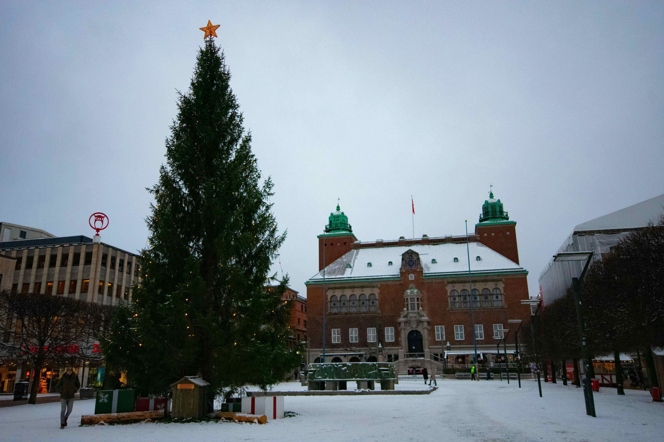 Stor julgran på torget i Borås