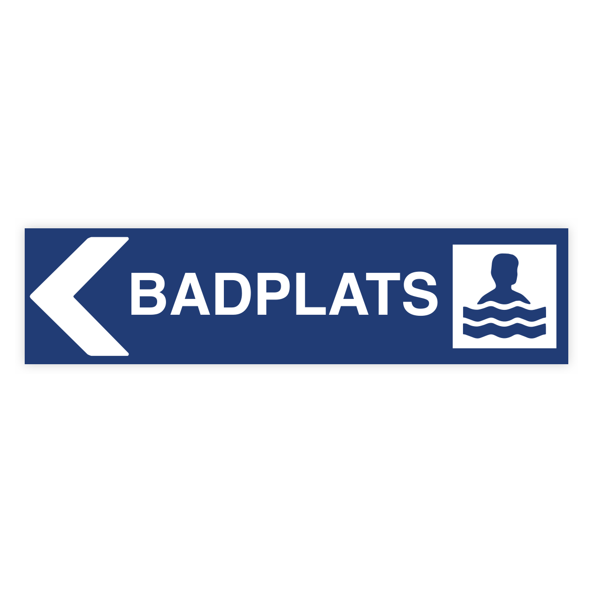 Badplats pil vänster-skylten har storleken 1000x250mm och tillverkas i materialet Aluminium 2mm kantvikt. Denna standardskylt kan anpassas så att du kan skapa din egen version av skylten.
